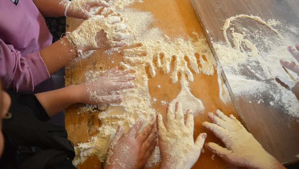 kneading and creative activity δραστηριότητα ζυμώματος